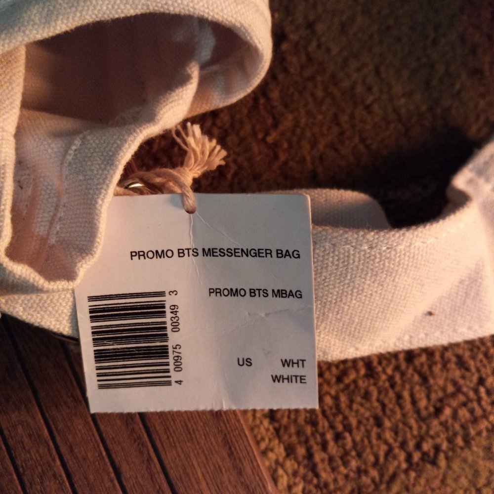 NWT Guess messenger bag - Picture 2 of 4